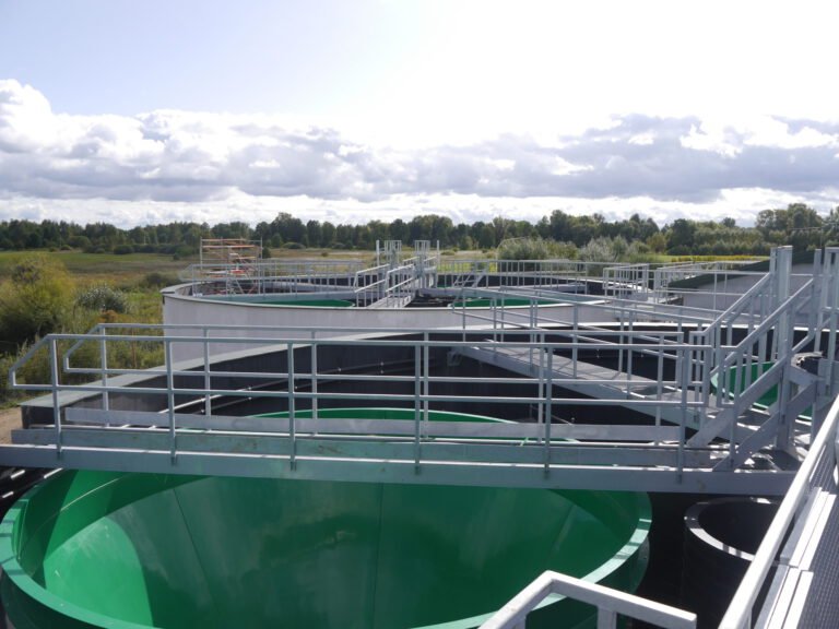 Pomosty zbiorników oczyszczalni ścieków, wykonane z solidnej stali